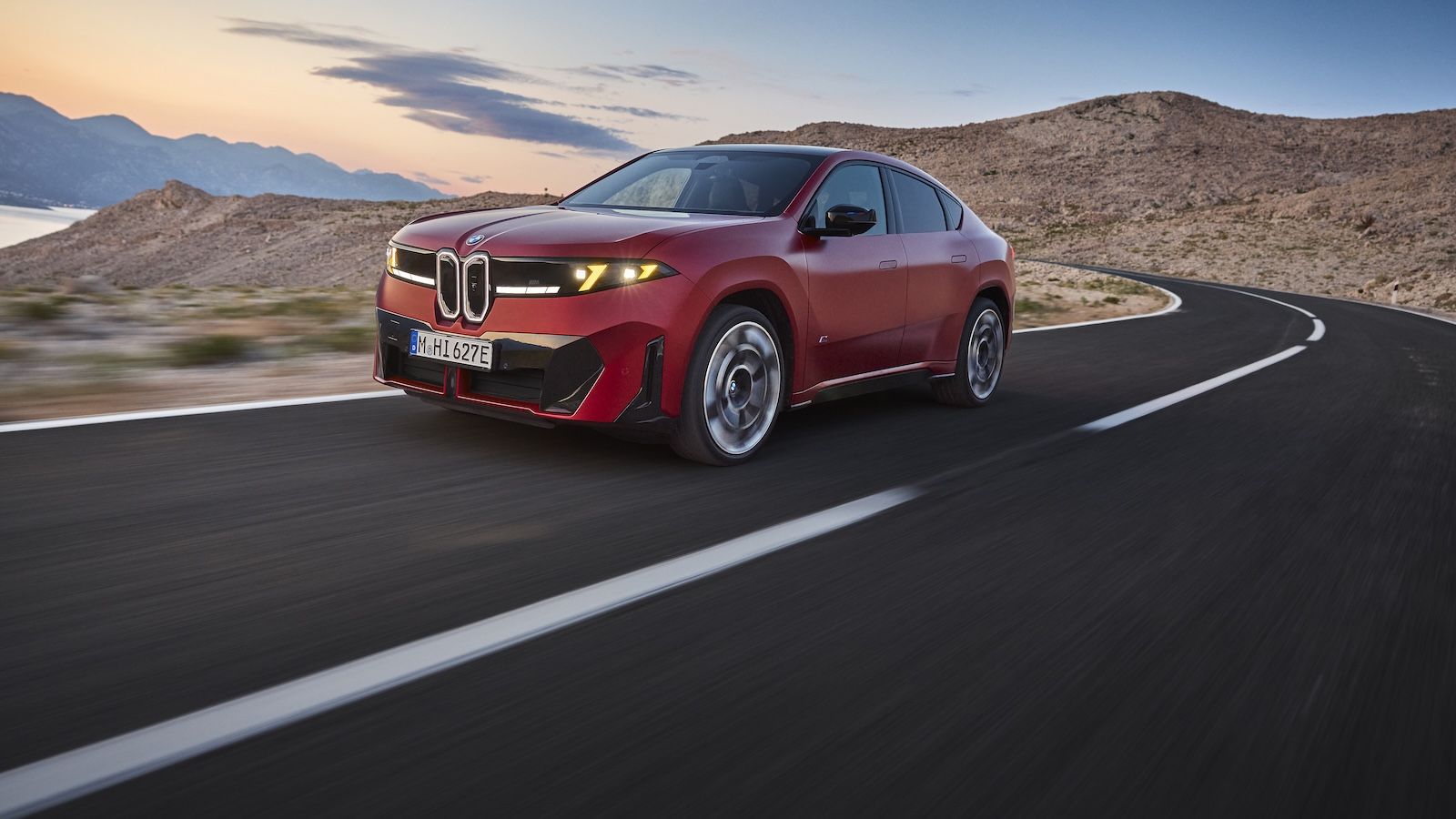 Νέα BMW iX4: 828 χλμ. αυτονομία και 387 χλμ. φόρτισης σε 10 λεπτά